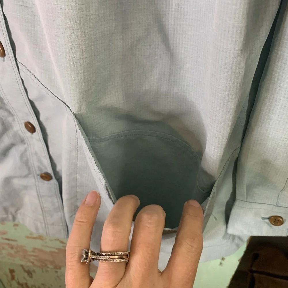 Men’s Duluth Trading Co light blue long sleeve button up long sleeve shirt